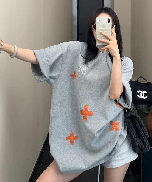 Dalfwin(ダールフィン)の「韓国ファッション OISISフェイクレザーフラワーパッチデザイン半袖Tシャツ(Tシャツ/カットソー・レディース・ブラック/グレー・FREE)」の2枚目の写真