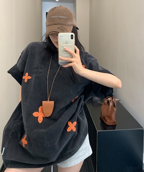 Dalfwin(ダールフィン)の「韓国ファッション OISISフェイクレザーフラワーパッチデザイン半袖Tシャツ(Tシャツ/カットソー・レディース・ブラック/グレー・FREE)」の3枚目の写真