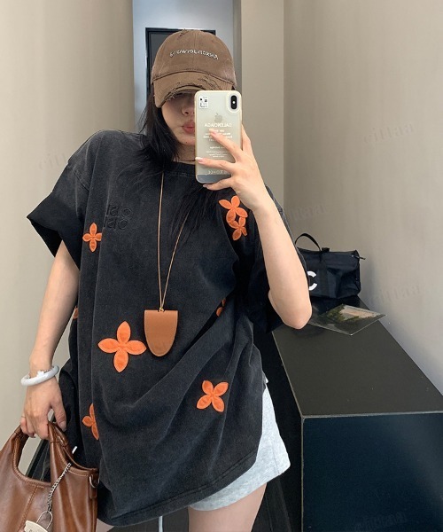 Dalfwin(ダールフィン)の「韓国ファッション OISISフェイクレザーフラワーパッチデザイン半袖Tシャツ(Tシャツ/カットソー・レディース・ブラック/グレー・FREE)」の4枚目の写真
