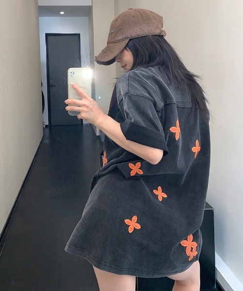 Dalfwin(ダールフィン)の「韓国ファッション OISISフェイクレザーフラワーパッチデザイン半袖Tシャツ(Tシャツ/カットソー・レディース・ブラック/グレー・FREE)」の5枚目の写真