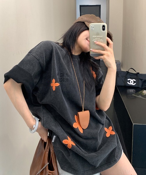 Dalfwin(ダールフィン)の「韓国ファッション OISISフェイクレザーフラワーパッチデザイン半袖Tシャツ(Tシャツ/カットソー・レディース・ブラック/グレー・FREE)」の6枚目の写真