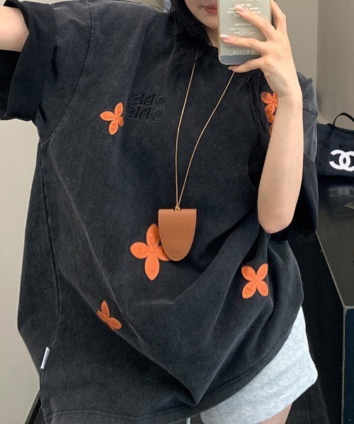 Dalfwin(ダールフィン)の「韓国ファッション OISISフェイクレザーフラワーパッチデザイン半袖Tシャツ(Tシャツ/カットソー・レディース・ブラック/グレー・FREE)」の7枚目の写真