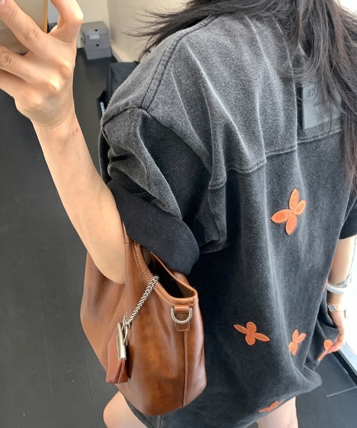 Dalfwin(ダールフィン)の「韓国ファッション OISISフェイクレザーフラワーパッチデザイン半袖Tシャツ(Tシャツ/カットソー・レディース・ブラック/グレー・FREE)」の8枚目の写真