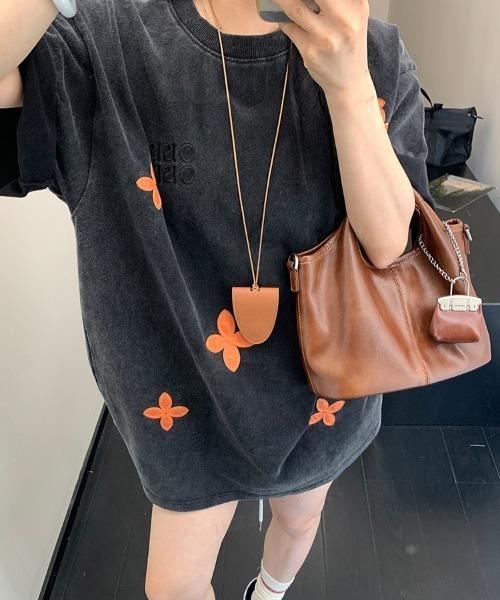 Dalfwin(ダールフィン)の「韓国ファッション OISISフェイクレザーフラワーパッチデザイン半袖Tシャツ(Tシャツ/カットソー・レディース・ブラック/グレー・FREE)」の9枚目の写真