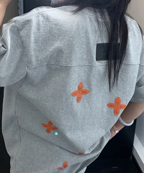 Dalfwin(ダールフィン)の「韓国ファッション OISISフェイクレザーフラワーパッチデザイン半袖Tシャツ(Tシャツ/カットソー・レディース・ブラック/グレー・FREE)」の11枚目の写真