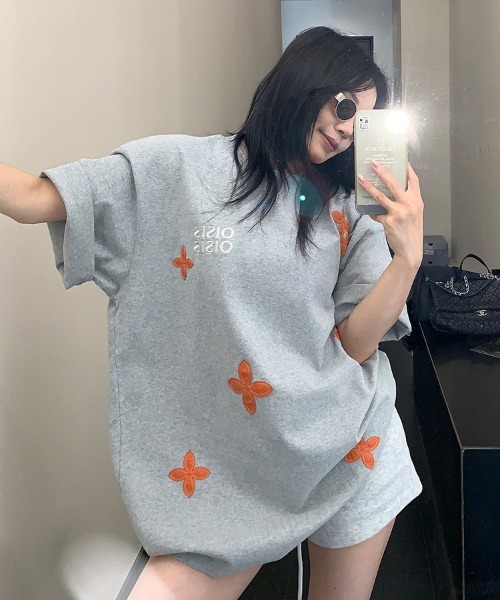 Dalfwin(ダールフィン)の「韓国ファッション OISISフェイクレザーフラワーパッチデザイン半袖Tシャツ(Tシャツ/カットソー・レディース・ブラック/グレー・FREE)」の12枚目の写真