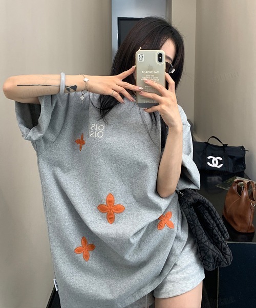 Dalfwin(ダールフィン)の「韓国ファッション OISISフェイクレザーフラワーパッチデザイン半袖Tシャツ(Tシャツ/カットソー・レディース・ブラック/グレー・FREE)」の13枚目の写真