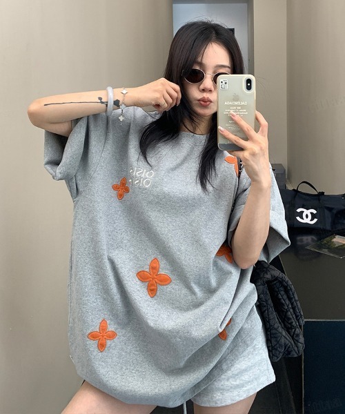 Dalfwin(ダールフィン)の「韓国ファッション OISISフェイクレザーフラワーパッチデザイン半袖Tシャツ(Tシャツ/カットソー・レディース・ブラック/グレー・FREE)」の14枚目の写真