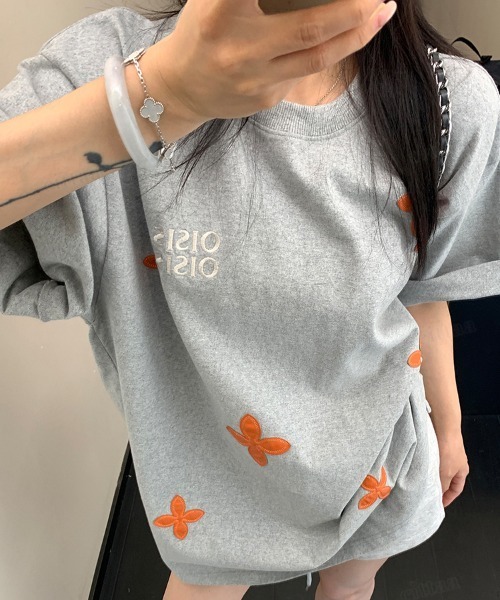 Dalfwin(ダールフィン)の「韓国ファッション OISISフェイクレザーフラワーパッチデザイン半袖Tシャツ(Tシャツ/カットソー・レディース・ブラック/グレー・FREE)」の15枚目の写真
