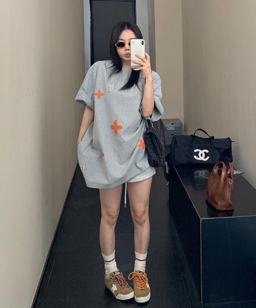 Dalfwin(ダールフィン)の「韓国ファッション OISISフェイクレザーフラワーパッチデザイン半袖Tシャツ(Tシャツ/カットソー・レディース・ブラック/グレー・FREE)」の16枚目の写真