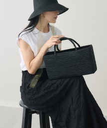 kuros'（クロス）の「【kuros’別注】 ラフィアカゴバッグ 浅型 Mサイズ（かごバッグ）」