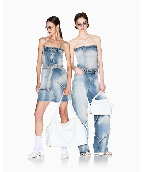ARMANI EXCHANGE(アルマーニエクスチェンジ)の「【A|X アルマーニ エクスチェンジ】IA パッチワークデザイン デニムパンツ_J52 LOW RISE RELAXED(デニムパンツ・レディース・インディゴブルー・24inch/25inch/26inch/27inch/28inch/29inch)」の4枚目の写真