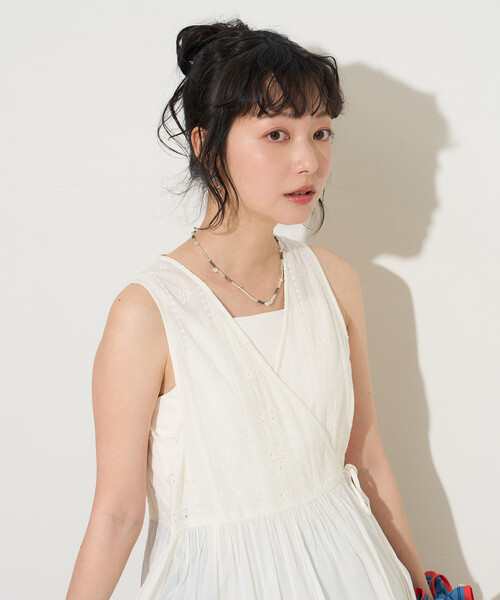 FREAK'S STORE(フリークスストア)の「インドボイル カシュクール 同色刺繍 ノースリワンピース(ワンピース・レディース・ブラック/オフホワイト/マスタード・フリ-)」の7枚目の写真