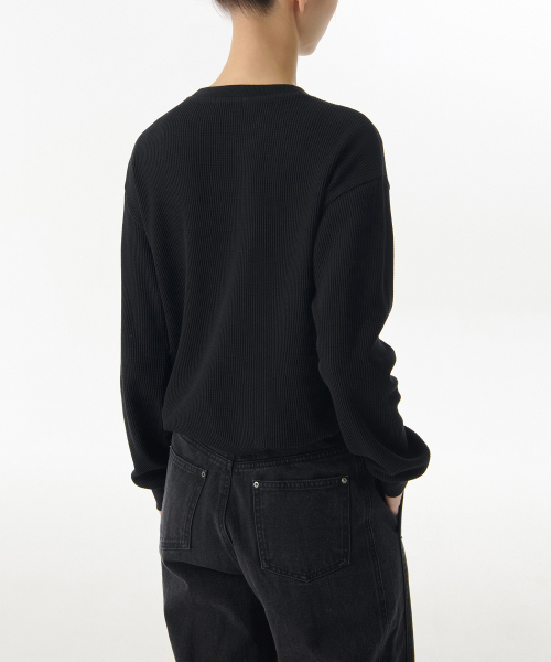MUSINSA STANDARD WOMAN（ムシンサスタンダードウーマン）の「ウィメンズワッフルリラックスクルーネック長袖Tシャツ[ブラック]（Tシャツ/カットソー・レディース・その他・X-SMALL/SMALL/MEDIUM/LARGE）」の2枚目の写真