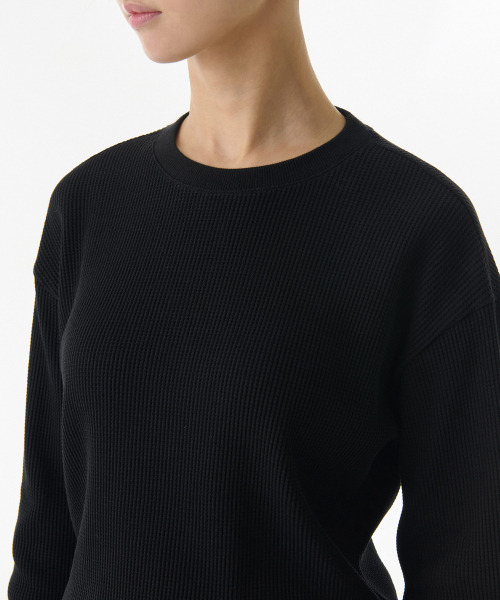 MUSINSA STANDARD WOMAN（ムシンサスタンダードウーマン）の「ウィメンズワッフルリラックスクルーネック長袖Tシャツ[ブラック]（Tシャツ/カットソー・レディース・その他・X-SMALL/SMALL/MEDIUM/LARGE）」の3枚目の写真