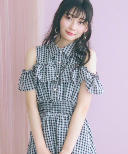 marun(マルン)の「<大きいサイズ>シアーチェックオープンショルダーシャツワンピース marun(ワンピース・レディース・クリーム/ブラック系・5L/4L/3L/LL/L)」の4枚目の写真