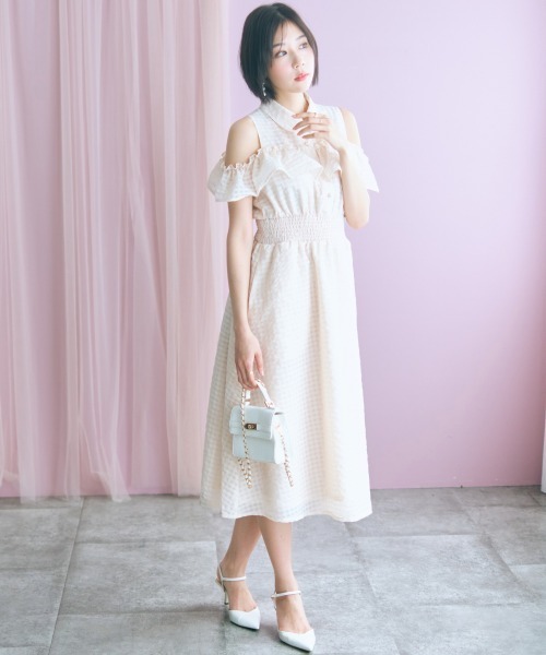 marun(マルン)の「<大きいサイズ>シアーチェックオープンショルダーシャツワンピース marun(ワンピース・レディース・クリーム/ブラック系・5L/4L/3L/LL/L)」の8枚目の写真