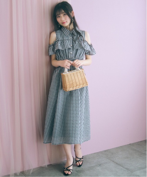 marun(マルン)の「<大きいサイズ>シアーチェックオープンショルダーシャツワンピース marun(ワンピース・レディース・クリーム/ブラック系・5L/4L/3L/LL/L)」の3枚目の写真
