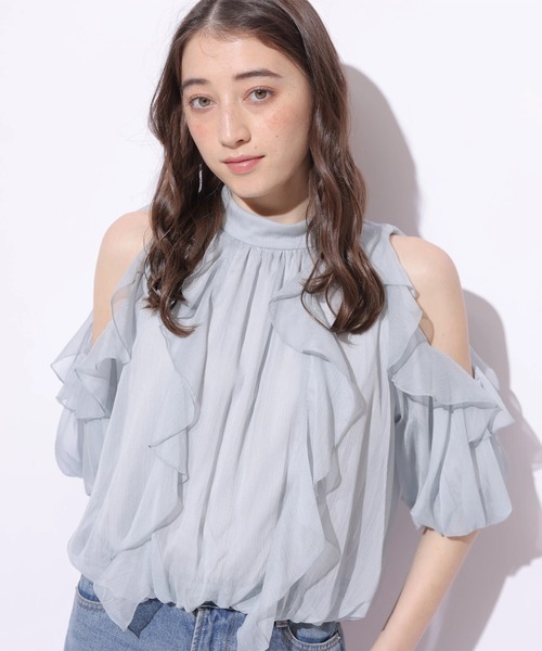 Rirandture(リランドチュール)の「オフショルダーフリルブラウス(シャツ/ブラウス・レディース・ライトブルー・2/1)」の4枚目の写真
