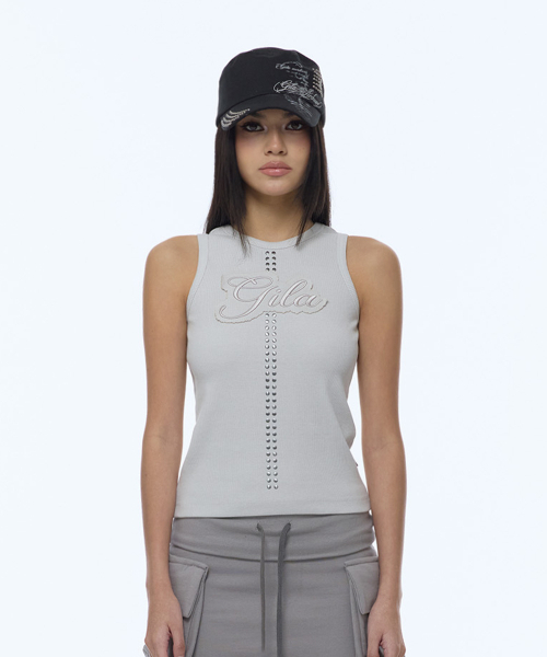 GILAARCHIVE(ギラアーカイブ)の「STUD PATCH LOGO DYED SLEEVELESS_BEIGE(Tシャツ/カットソー・レディース・その他・FREE)」の1枚目の写真