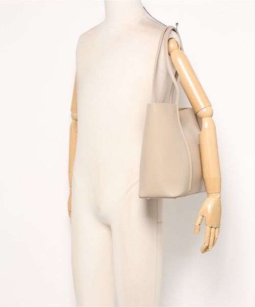 NiiNa(ニーナ)の「【 NiiNa / ニーナ 】高品質牛革 大容量 レザートートバッグ(トートバッグ・レディース・ブラウン/キャメル/ベージュ・FREE)」の4枚目の写真