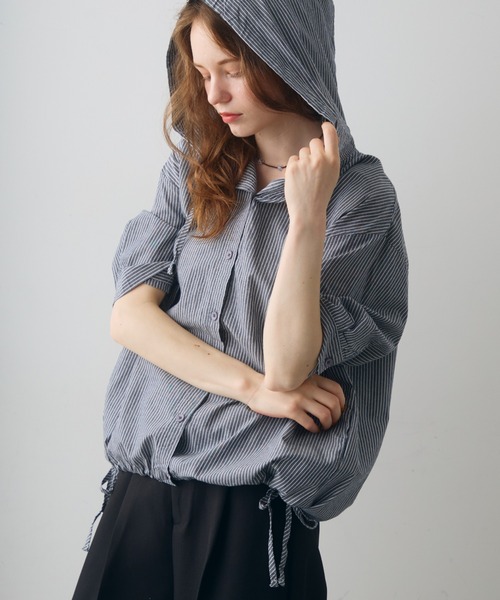 Crisp(クリスプ)の「stripe hoodie shirt / ストライプフーディーシャツ(シャツ/ブラウス・レディース・アイボリー/グレー・FREE)」の5枚目の写真