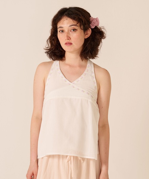 TINA:JOJUN(ティーナジョジュン)の「ホルターネック フラワー 刺繍入り ブラウス TINA:JOJUN(シャツ/ブラウス・レディース・ピンク/ホワイト・M)」の3枚目の写真