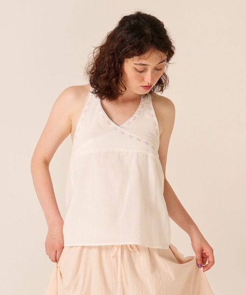 TINA:JOJUN(ティーナジョジュン)の「ホルターネック フラワー 刺繍入り ブラウス TINA:JOJUN(シャツ/ブラウス・レディース・ピンク/ホワイト・M)」の4枚目の写真