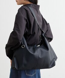 チャーム付きスウェードタッチショルダーバッグ