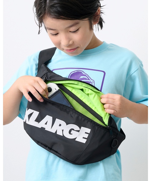 XLARGE KIDS(エクストララージキッズ)の「ロゴショルダーバッグ(ボディバッグ/ウエストポーチ・キッズ・ブラック・F)」の4枚目の写真