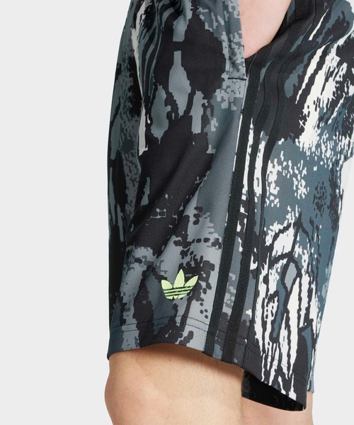 adidas(アディダス)の「アーカイブ AOP ショーツ 股下9インチ / ハーフパンツ / アディダスオリジナルス adidas Originals(その他パンツ・メンズ・グレー・XX-LARGE/LARGE/MEDIUM/SMALL/X-LARGE/X-SMALL)」の3枚目の写真