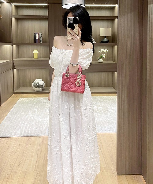 Girly Doll(ガーリードール)の「2WAYオフショルギャザーフレアワンピース(ワンピース・レディース・ホワイト・M/L)」の5枚目の写真