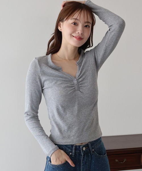 BLUEEAST（ブルーイースト）の「《4色展開》ギャザーヘンリーネックカットソー（Tシャツ/カットソー・レディース・グレー/ブラック/ホワイト/ブラウン・MEDIUM）」の3枚目の写真