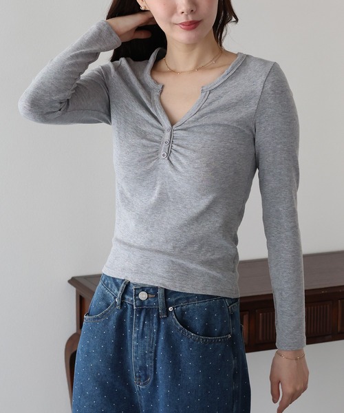 BLUEEAST（ブルーイースト）の「《4色展開》ギャザーヘンリーネックカットソー（Tシャツ/カットソー・レディース・グレー/ブラック/ホワイト/ブラウン・MEDIUM）」の7枚目の写真