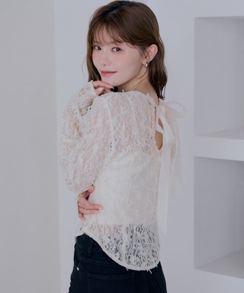 Chico(チコ)の「【SALON by Chico】バックフリルオープン3Dレーストップス(Tシャツ/カットソー・レディース・ライトベージュ/ブラック/ホワイト・FREE)」の4枚目の写真