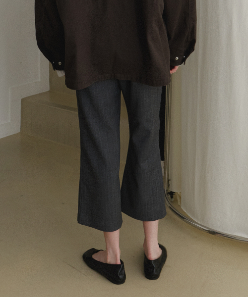 AARAN(アラン)の「クラシックウールカプリスラックス_チャコール(スラックス・レディース・チャコール・SMALL/LARGE/MEDIUM)」の2枚目の写真