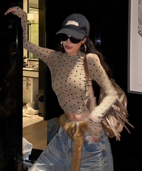 FAVORITO(ファヴォリート)の「クルーネックドット柄トップス(Tシャツ/カットソー・レディース・ブラウン・F)」の6枚目の写真