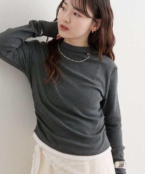 mystic(ミスティック)の「長袖プレート付きハイネックカットソー(Tシャツ/カットソー・レディース・ベージュ/チャコールグレー/アイボリー/ブラック・FREE)」の1枚目の写真