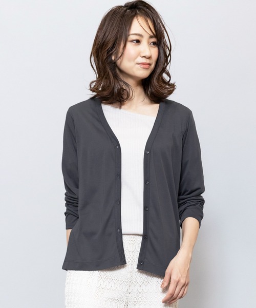 mili an deni(ミリアンデニ)の「UV加工長袖カーディガン(カーディガン/ボレロ・レディース・ホワイト/チャコールグレー/ブラック/ベージュ/ネイビー/ブラウン/グレー/カーキ/ブルー/ブルーグリーン/ラベンダー/イエロー/チェリーレッド/モカ/アッシュグレー/ライトグリーン/レモンイエロー/ダークオレンジ/ダークパープル/アイボリー/ダークアッシュ/ライム・M/L)」の4枚目の写真