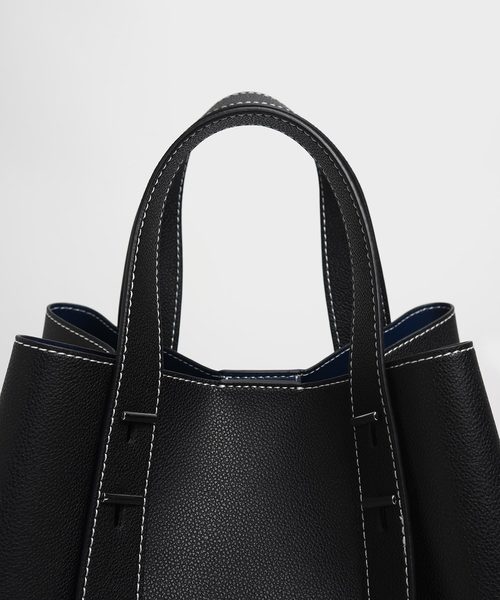 CHARLES & KEITH（チャールズ & キース）の「メタルスタッズディテール