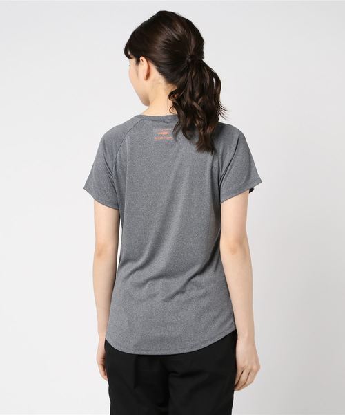 TIGORA by BEAMS DESIGN（ティゴラバイビームスデザイン）の「ティゴラ TIGORA BEAMS DESIGN カレッジプリントTシャツ（Tシャツ/カットソー・レディース・チャコールグレー/ブラック・M/L/XL/S）」の4枚目の写真