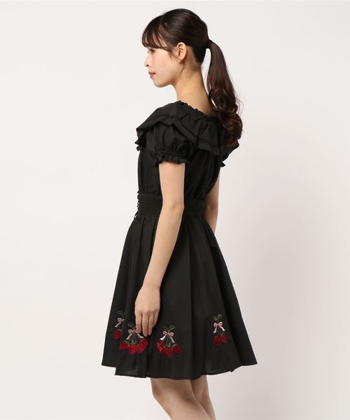 新品即決 ストロベリーエンブロイダリーフリルワンピース 新年の贈り物