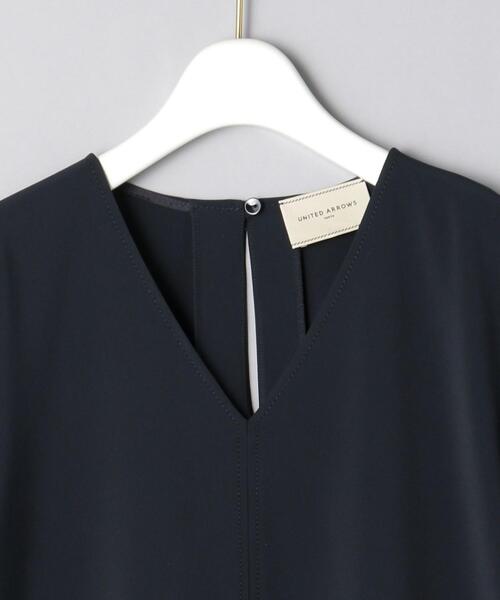 ユナイテッドアローズ／メタルカフスVネックとろみブラウス アイボリーホワイト UNITED ARROWS（ユナイテッドアローズ）の「UBC メタルカフス V