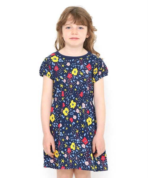 Design Tshirts Store graniph(デザイン ティーシャツ ストア グラニフ)の「フラワーアンドプラネット|キッズ総柄パフスリーブワンピース(ネイビー)(ワンピース・キッズ・ネイビー・90/110/130)」の1枚目の写真