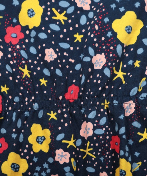 Design Tshirts Store graniph(デザイン ティーシャツ ストア グラニフ)の「フラワーアンドプラネット|キッズ総柄パフスリーブワンピース(ネイビー)(ワンピース・キッズ・ネイビー・90/110/130)」の2枚目の写真