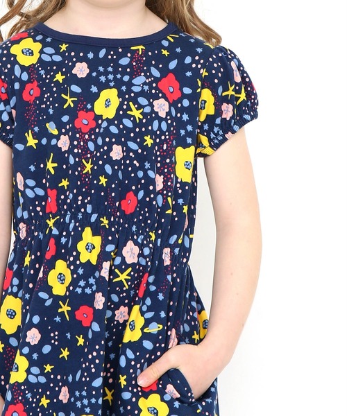 Design Tshirts Store graniph(デザイン ティーシャツ ストア グラニフ)の「フラワーアンドプラネット|キッズ総柄パフスリーブワンピース(ネイビー)(ワンピース・キッズ・ネイビー・90/110/130)」の10枚目の写真