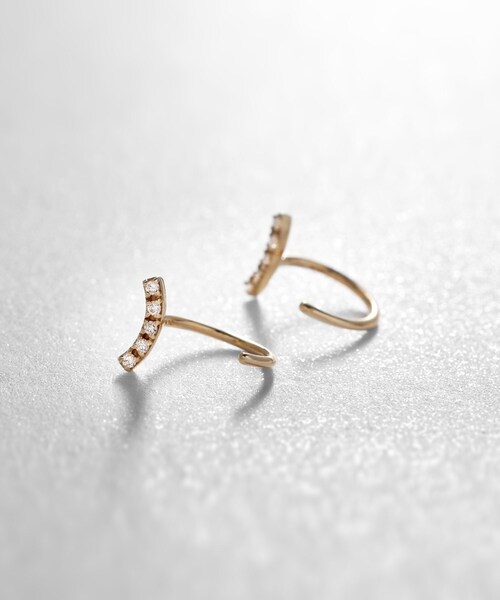 COCOSHNIK(ココシュニック)の「K10ダイヤモンド アーチ ポストフープピアス(ピアス(両耳用)・レディース・アイボリー系・00)」の1枚目の写真