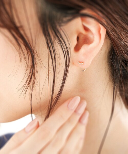 COCOSHNIK(ココシュニック)の「K10ダイヤモンド アーチ ポストフープピアス(ピアス(両耳用)・レディース・アイボリー系・00)」の7枚目の写真