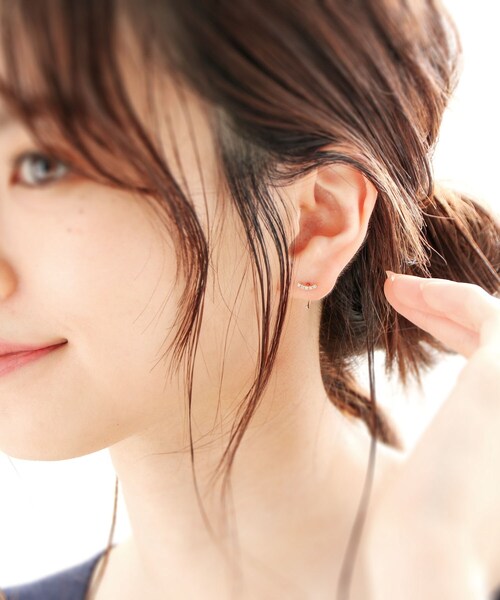 COCOSHNIK(ココシュニック)の「K10ダイヤモンド アーチ ポストフープピアス(ピアス(両耳用)・レディース・アイボリー系・00)」の8枚目の写真