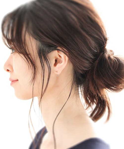 COCOSHNIK(ココシュニック)の「K10ダイヤモンド アーチ ポストフープピアス(ピアス(両耳用)・レディース・アイボリー系・00)」の10枚目の写真